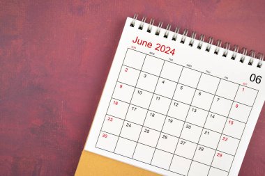 Kırmızı arkaplanda Haziran 2024 masa takvimi.