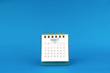 Ağustos 2024 Mavi arkaplan üzerine mini masa takvimi.