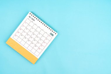 2024 Haziran Masa Takvimi Mavi Arkaplan. Kopyalama alanı olan kompozisyon.