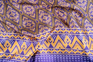 Tayland Kuzeydoğu Sarong, El Dokuması Mudmee ya da eski ton arka planda mavi desenli Ikat ipek kumaşı. Tayland geleneksel kıyafetleri.