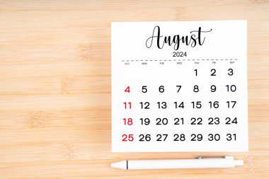 Ağustos2024 takvim sayfası ve boş arkaplan üzerine kalem.