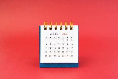 Kırmızı arkaplanda Ağustos 2024 beyaz masa takvimi.