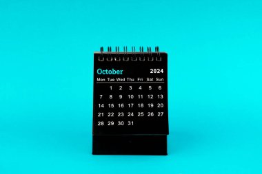 Ekim 2024 için Siyah Takvim. Yeşil arkaplanda masaüstü takvimi.