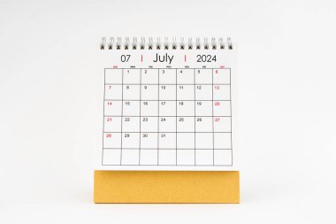 2024 Temmuz aylık masa takvimi beyaz arkaplanda izole edildi.