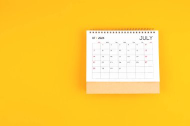 Temmuz 2024 sarı arkaplan takvimi, kopyalama alanı olan konum. Zaman planlama günü kavramları.