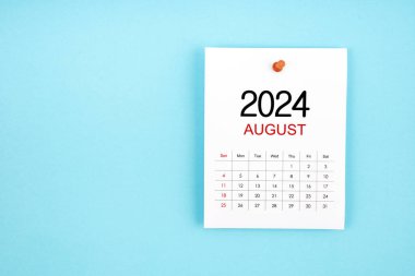 Ağustos 2024 takvim sayfası mavi arkaplandaki iğneye basılı.