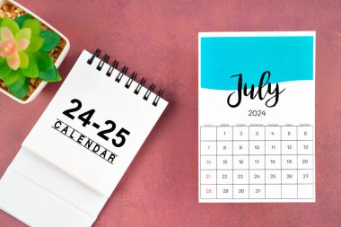 Temmuz 2024 takvim sayfası. Arka planda bitki örtüsü var..