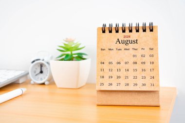 Çalışma tablosunda Ağustos 2024 masa takviminin ön görünümü.