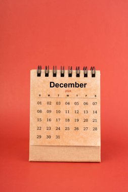 Aralık 2024 kırmızı arkaplan üzerine beyaz küçük masa takvimi.