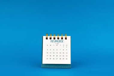 Kasım 2024 Mavi arkaplan üzerine mini masa takvimi.