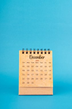 Aralık 2024 mavi arkaplan üzerine beyaz masa takvimi.