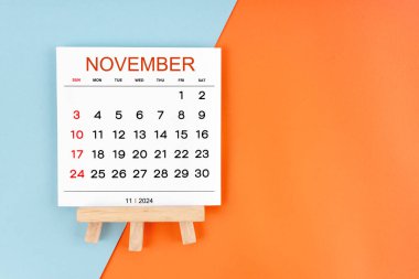 2024 Kasım takvim sayfası mavi ve turuncu arkaplan.