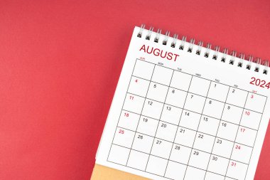 Kırmızı arkaplanda Ağustos 2024 masa takvimi.