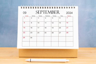 Eylül 2024, 2024 yılı için ahşap masa takvimi..