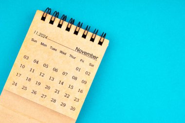 Kasım 2024, 2024 yılı için aylık masa takvimi mavi renk arkaplanı, kopya alanı olan konum.