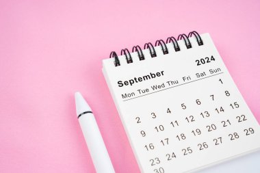 Eylül 2024 pembe kumaş takvimi. Aylık takvim kavramı.