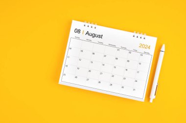 Ağustos 2024, 2024 yılı için aylık masa takvimi ve sarı arkaplan üzerine kalem.