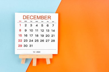 2024 Aralık takvim sayfası mavi ve turuncu arkaplan.