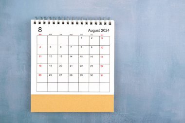 Mavi ahşap arkaplan ve kopyalama alanı olan 2024 Ağustosunun tam üstünde.