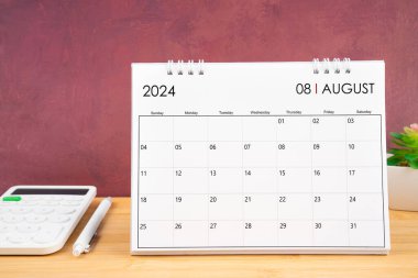 Ağustos 2024 beyaz takvim ve hesap makinesi..
