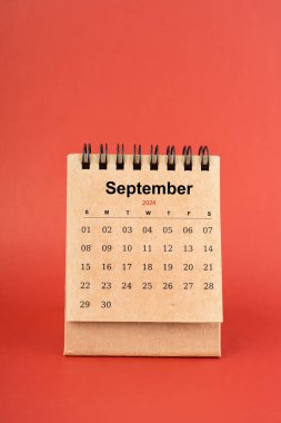 Eylül 2024 kırmızı arkaplan üzerine beyaz masa takvimi.
