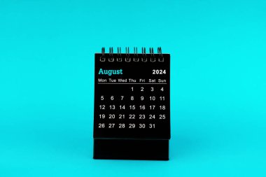 Ağustos 2024 için Siyah Takvim. Yeşil arkaplan üzerindeki masaüstü takvimi.