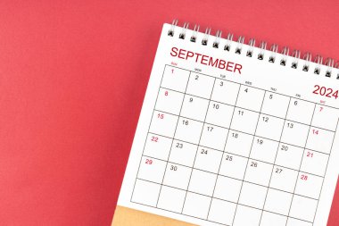 Kırmızı arkaplanda Eylül 2024 masa takvimi.