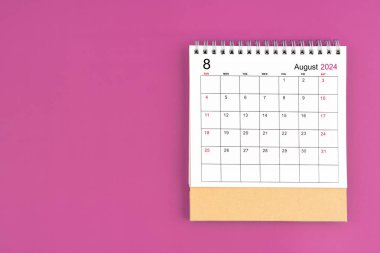 Ağustos 2024, 2024 yılı için mor arkaplan üzerine aylık masa takvimi.