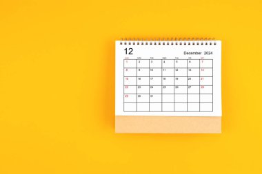 Aralık 2024 sarı arkaplan takvimi, kopyalama alanı olan konum. Zaman planlama günü kavramları.