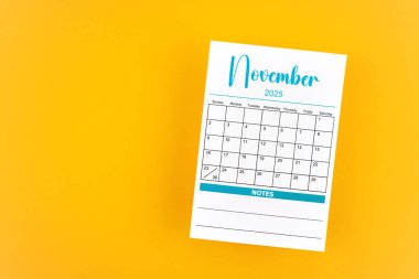 Kasım 2025 takvim sayfası sarı arkaplan.