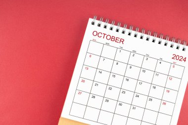 Kırmızı arkaplanda Ekim 2024 masa takvimi.