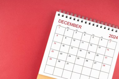 Kırmızı arkaplanda Aralık 2024 masa takvimi.