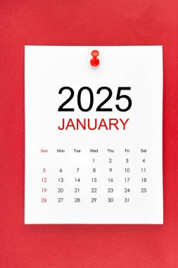 Kırmızı arkaplanda pin basılı Ocak 2025 takvim sayfası.