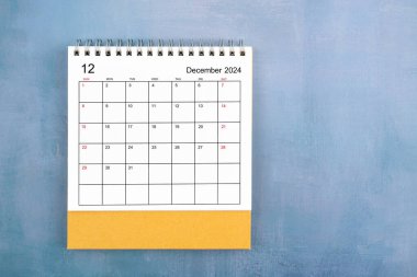 Aralık 2024 masa takviminin üzerinde mavi ahşap arkaplan ve kopyalama alanı