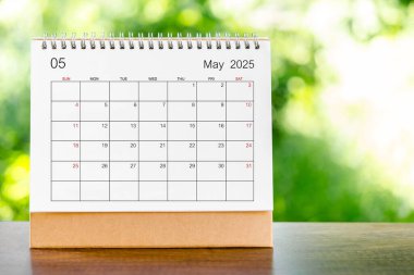 Organizatörün doğadaki ahşap masa üzerinde planlayıp hatırlatması için Mayıs 2025 Takvim masası.
