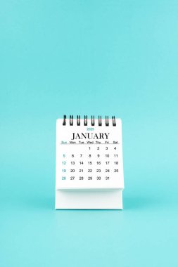 Ocak 2025 mavi arkaplan üzerine beyaz masa takvimi.