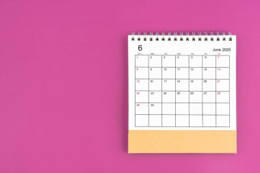 Haziran 2025, 2025 yılı için mor arkaplan üzerine aylık masa takvimi.