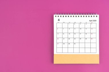 Nisan 2025, 2025 yılı için mor arkaplan üzerine aylık masa takvimi.
