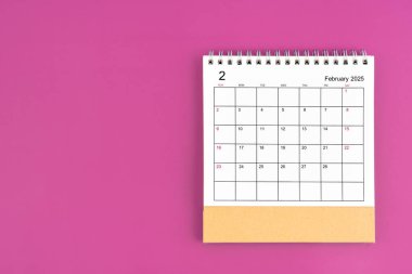 Şubat 2025, Mor arkaplan üzerine aylık masa takvimi.