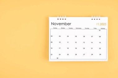 Kasım 2025 sarı arkaplan takvimi, kopyalama alanı olan konum. Zaman planlama günü kavramları.