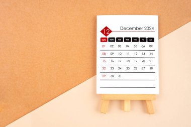 2024 Aralık takvim sayfası kahverengi kağıt arkaplan.
