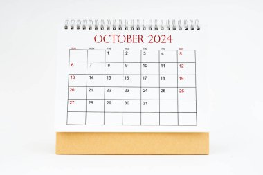 Ekim 2024 masaüstü takvimi beyaz arkaplan, planlama veya atama kavramında izole edildi.