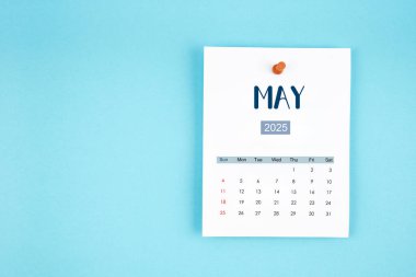 Mayıs 2025 takvim sayfası mavi arkaplan üzerine pin basın.