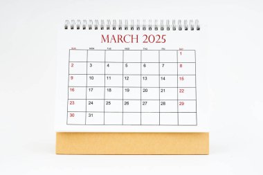 Mart 2025 Masaüstü Takvimi beyaz arkaplan, planlama veya atama kavramları üzerinde izole.