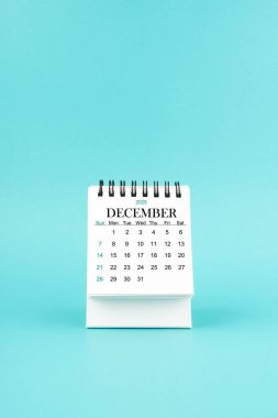Aralık 2025 mavi arkaplan üzerine beyaz masa takvimi.