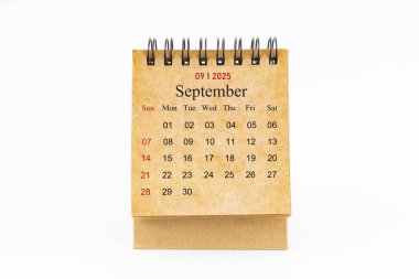 Eylül 2025 için kahverengi mini masa takvimi beyaz arka planda izole.