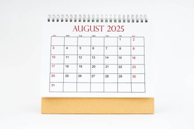 Ağustos 2025 Masaüstü Takvimi beyaz arkaplan, planlama veya atama kavramları üzerinde izole.