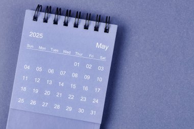Mayıs 2025 Aylık masa takvimi mavi arkaplan üzerine 2025 yıl.