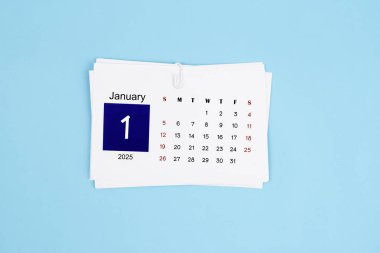 Ocak takvimi mavi arkaplan 2025 sayfası.