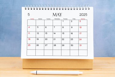 Mayıs 2025, 2025 yılı için ahşap masa takvimi..